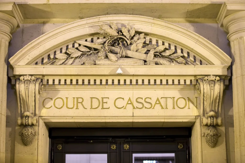 6516a7df8a28adb3b9e836aa_61b0deab8b7ab_independance-de-la-justice-le-rappel-de-la-cour-de-cassation-a-macron